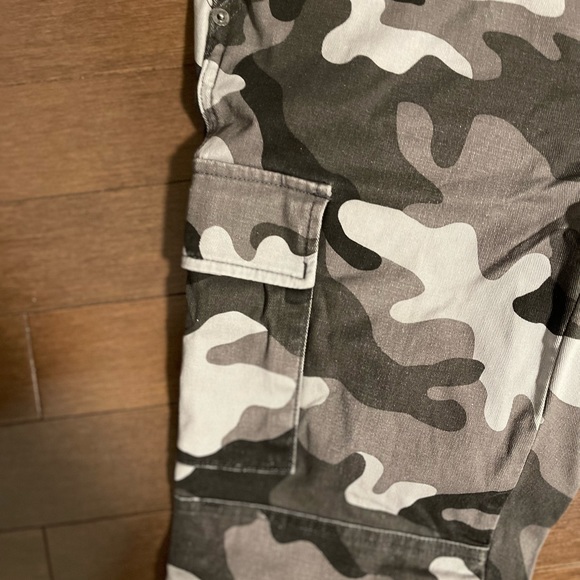 Michael Michael Kors Camouflage Cargo Pants - Picture 6 of 7